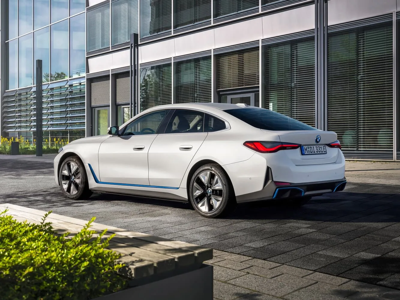 BMW i4 G26 — фото 6