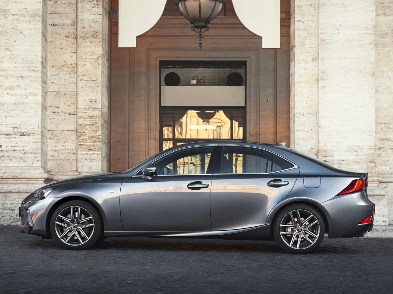 Lexus IS III Рестайлинг — фото 3