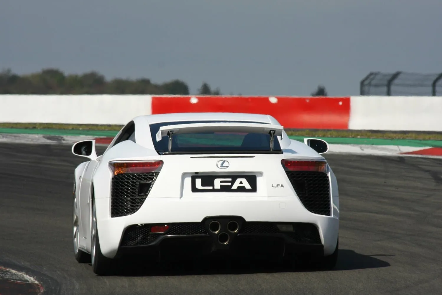 Lexus LFA 2010 — 2012 — фото 4