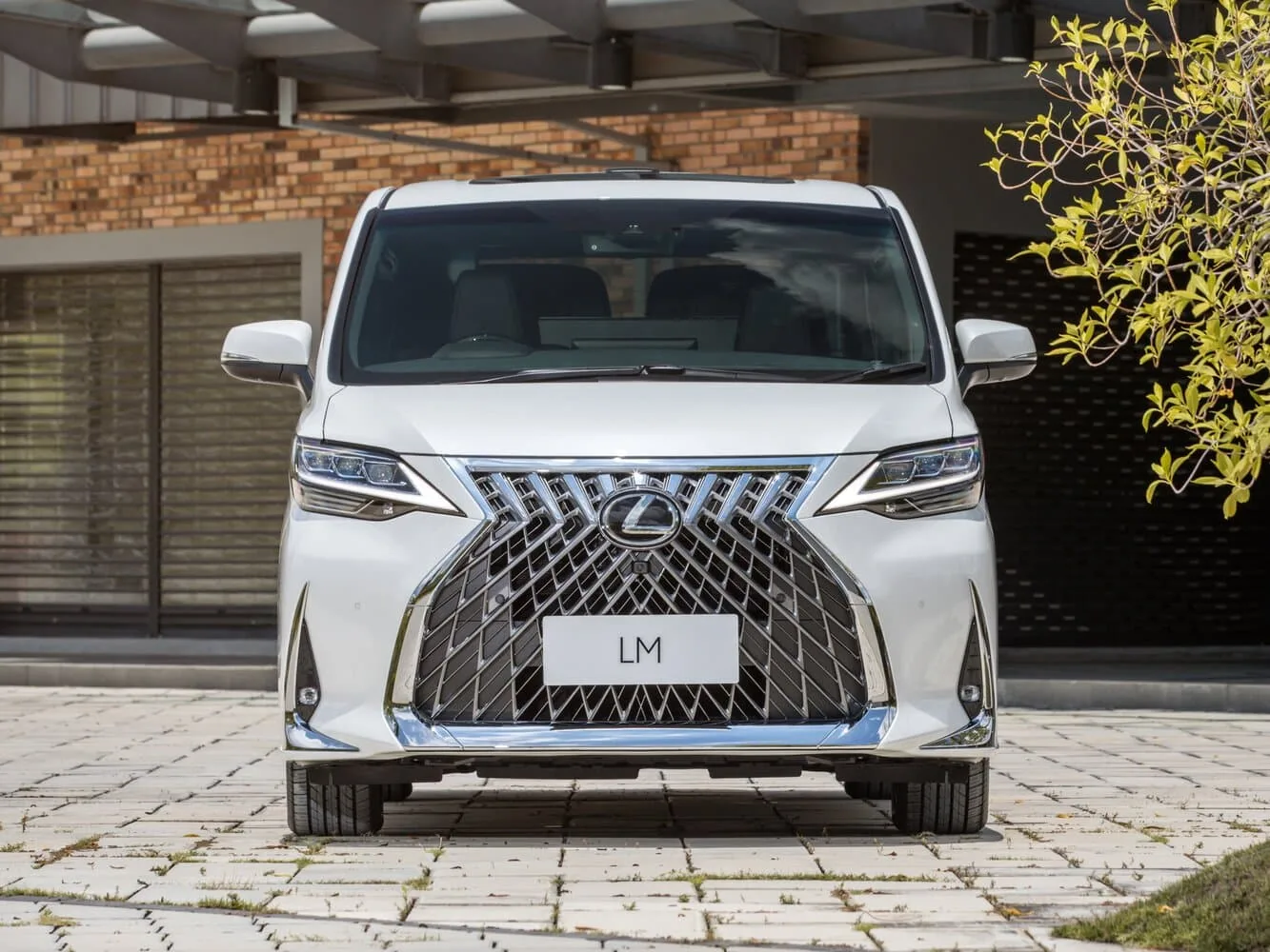 Lexus LM I — фото 2