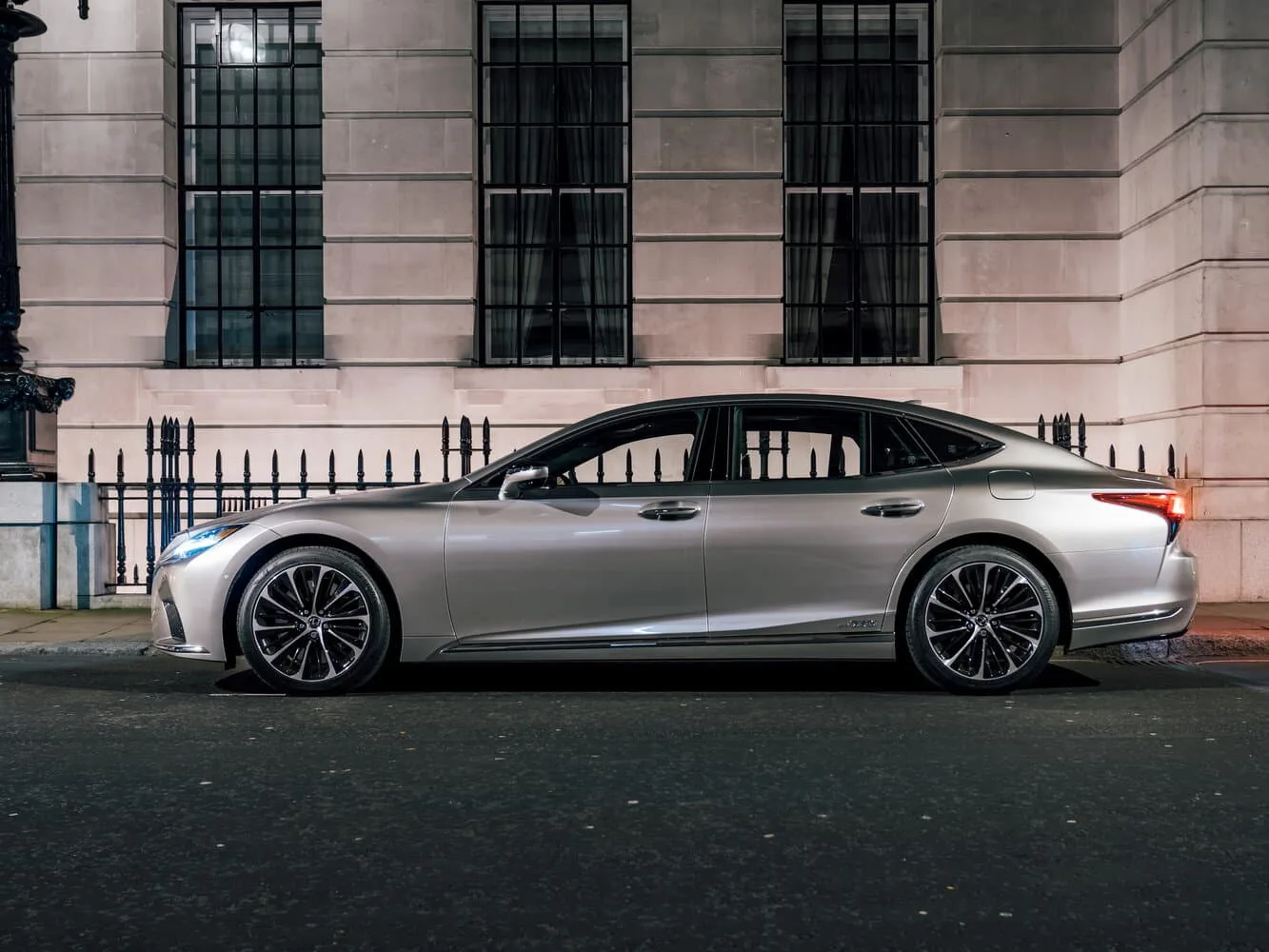 Lexus LS V Рестайлинг — фото 3