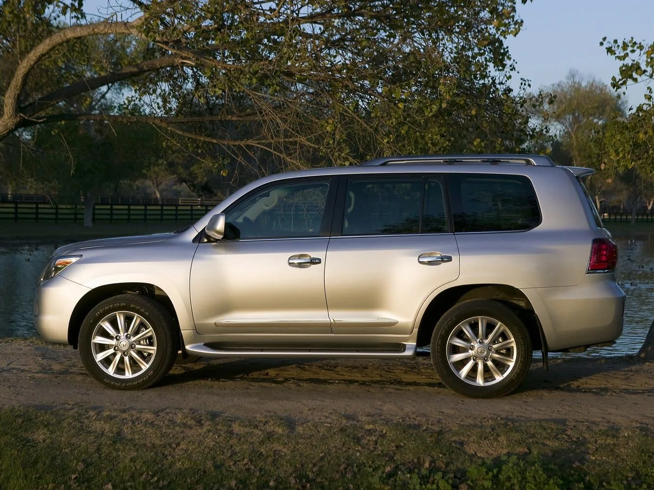 Lexus LX III — фото 3