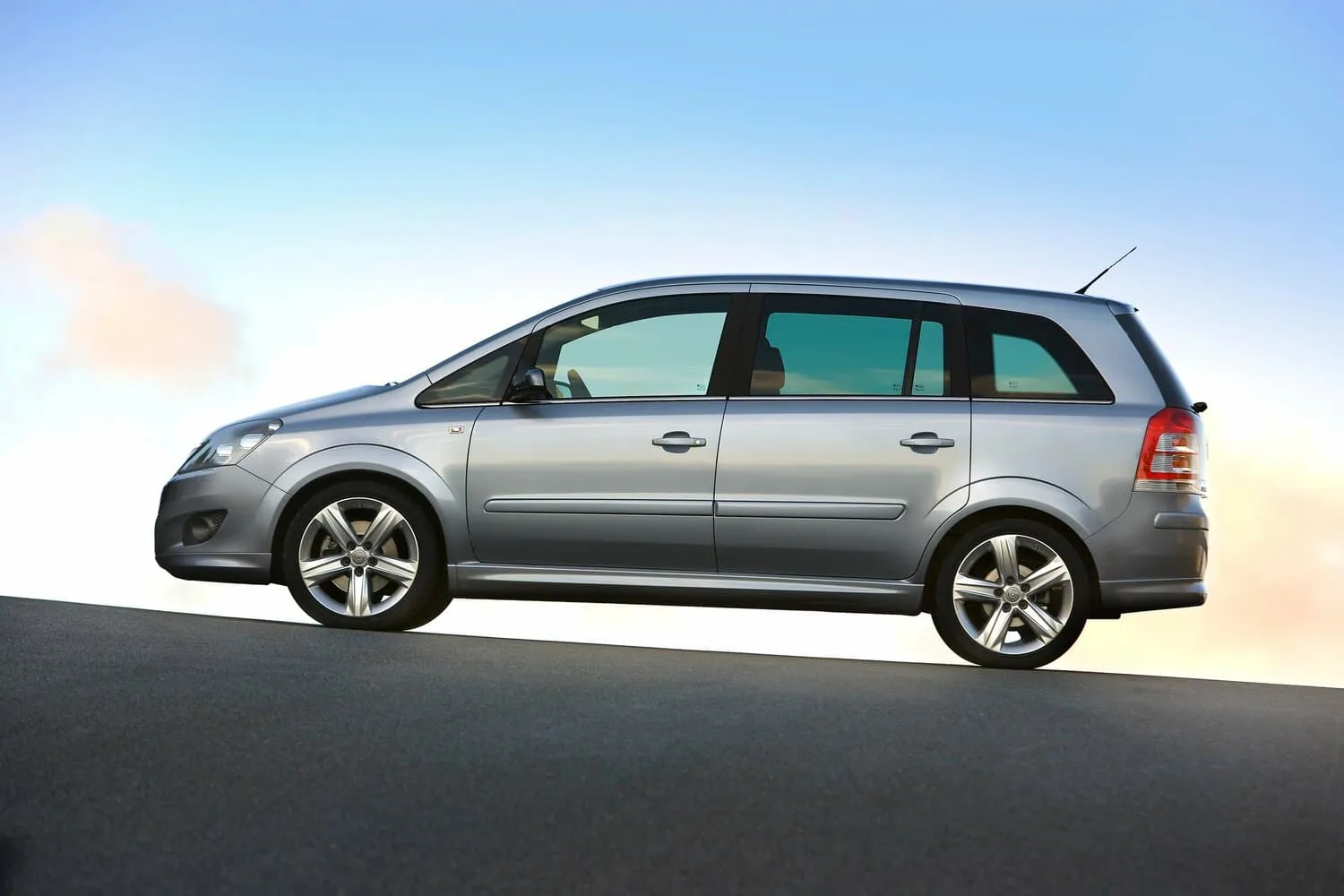 Opel Zafira B Рестайлинг — фото 3