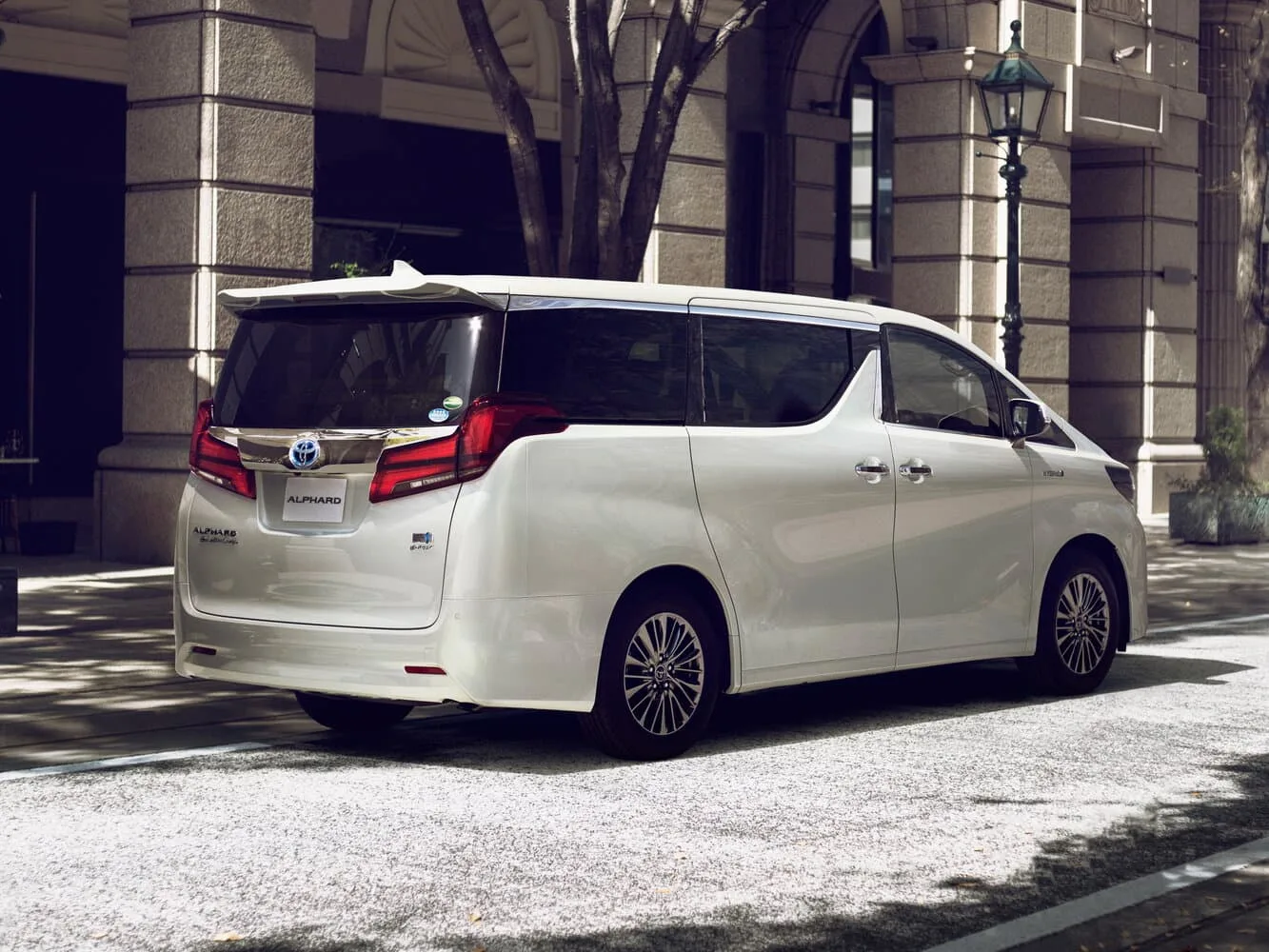 Toyota Alphard III Рестайлинг — фото 3