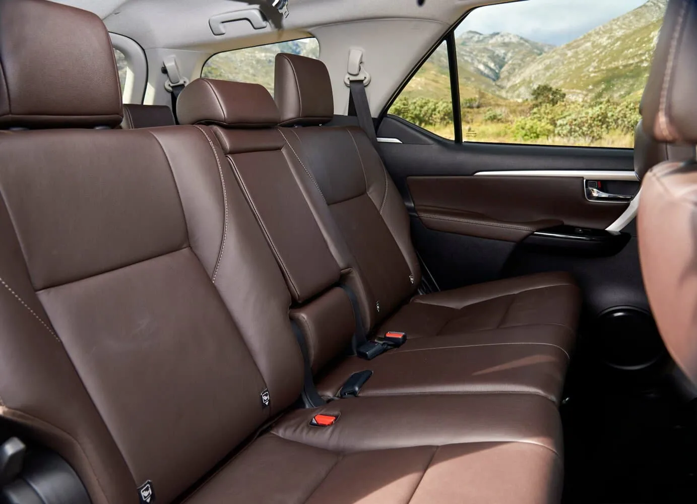 Toyota Fortuner II — фото 6